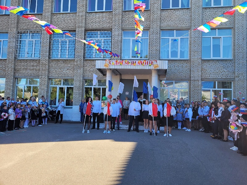 Торжественная линейка, посвящённая Дню Знаний.
